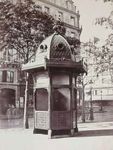 Urinoir kiosque à six stalles, place du Théatre Français entre 1858 et 1876