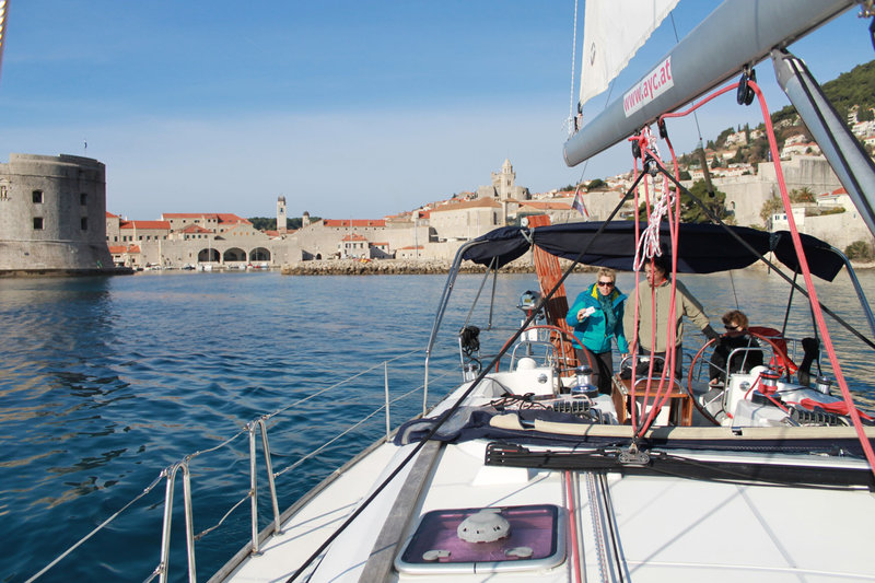 L'entrée du port médiéval de Dubrovnik avec bateau 2 (auteur/author : Philippe Bensimon)