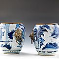 Chine. paire de cache pots en porcelaine, xviiième siècle, période kangxi (1662 1722)