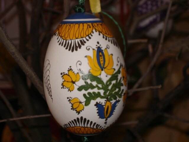 Coussin décoratif Arbre de Pâques avec des décorations et des oeufs