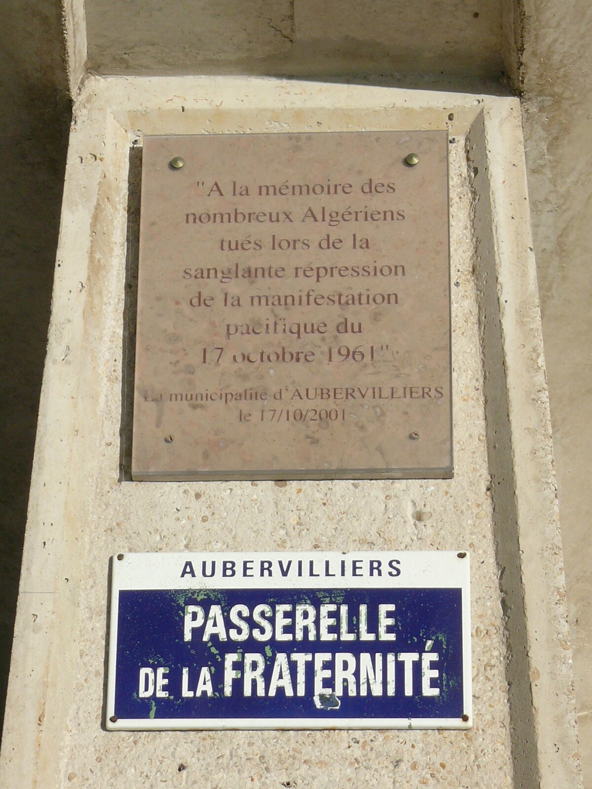 Aubervilliers_passerelle_de_la_fraternité_&_plaque