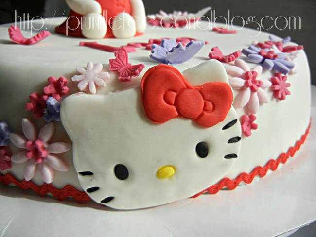 Gateau Hello Kitty Pate A Sucre Fleurs Et Papillons Prunille Fait Son Show