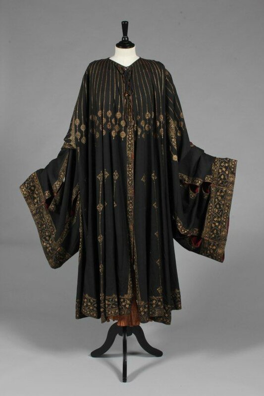 A fine and rare Mariano Fortuny stencilled orientalist black silk evening coat, circa 1910-20 5