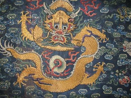 A_blue_silk_gauze_dragon_robe_with_embroidered_decoration_