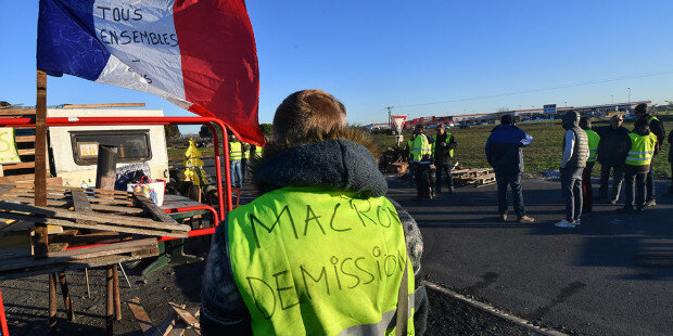 WEB3-A-MAN-WEARING-A-YELLOW-VEST-WITH-THE-INSCRIPTION-22MACRON-RESIGNATION22-STANDS-IN-FRONT-OF-A-ROAD-AFP-000_1BI3UC